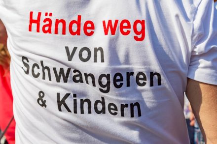 VIENNA, AUSTRIA - SEPTEMBER 04: Participants of the 2nd Children's Action Day -We Show our Faced-. Action day for children's health of the Platform Respect taking place on the Maria-Theresien-Platz on September 04, 2021 in Vienna, Austria. WIEN, OESTERREICH - 04. SEPTEMBER: TeilnehmerInen des 2. Kinderaktionstages -#wirzeigenunserGesicht- Aktionstag fuer Kindergesundheit, der Plattform Respekt auf dem Maria-Theresien-Plazt am 04. September 2021 in Wien, Oesterreich.