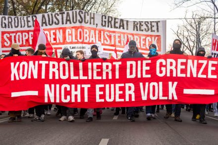 VIENNA, AUSTRIA - NOVEMBER 20: Participant(s) of the protest against the government's corona measures announced on November 19, on November 20, 2021 in Vienna, Austria. WIEN, OESTERREICH - 20. NOVEMBER: Teilnehmer (in-Inen) der Demonstration gegen von der Regierung am 19. November verkuendeten Corona-Maßnahmen am 20. November in Wien, Oesterreich.