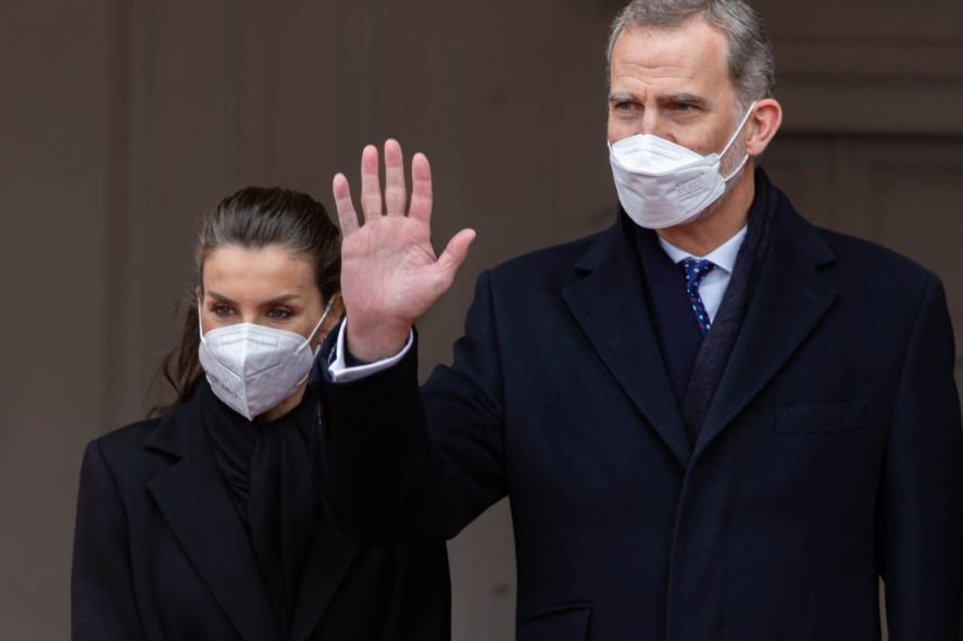 WIEN, ÖSTERREICH - 31. JAENNER: Königin von Spanien, Doña Letizia und König von Spanien Felipe VI. bei der Begrüßung durch Bundespräsident Alexander Van der Bellen (recht) und seine Gattin Doris Schmidauer (links) anlässlich ihres offiziellen Besuches im Inneren Burghof der Wiener Hofburg am 31. Jänner 2022 in Wien, Österreich.