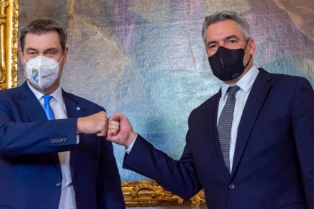 WIEN, ÖSTERREICH - 24. FEBRUAR: Ministerpräsident von Bayern und Parteivorsitzender der CSU Markus Söder bei seinem Eintreffen im Bundeskanzleramt und Begrüßung durch Bundeskanzler und Bundesparteiobmann der ÖVP Karl Nehammer am 24. Februar in Wien, Österreich