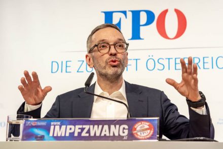 WIEN, ÖSTERREICH - 26. JÄNNER: Geschäftsführender Klubobmann der FPÖ-Fraktion und Bundesparteiobmann Herbert Kickl während der Pressekonferenz - Impfzwang - Österreich wehrt sich- im FPÖ Medienzentrum am 26. Jänner 2022 in Wien, Österreich