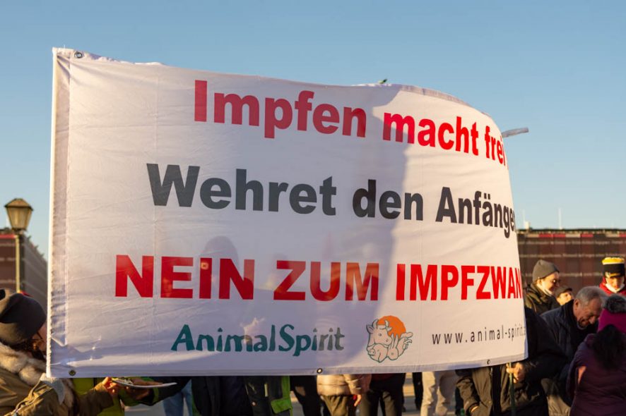WIEN, ÖSTERREICH - 15. JAENNER: Teilnehmer (in-Innen) der Demonstration gegen den Gesundheitsfaschismus und Impfzwang am Heldenplatz am 15. Jänner 2022 in Wien, Österreich.