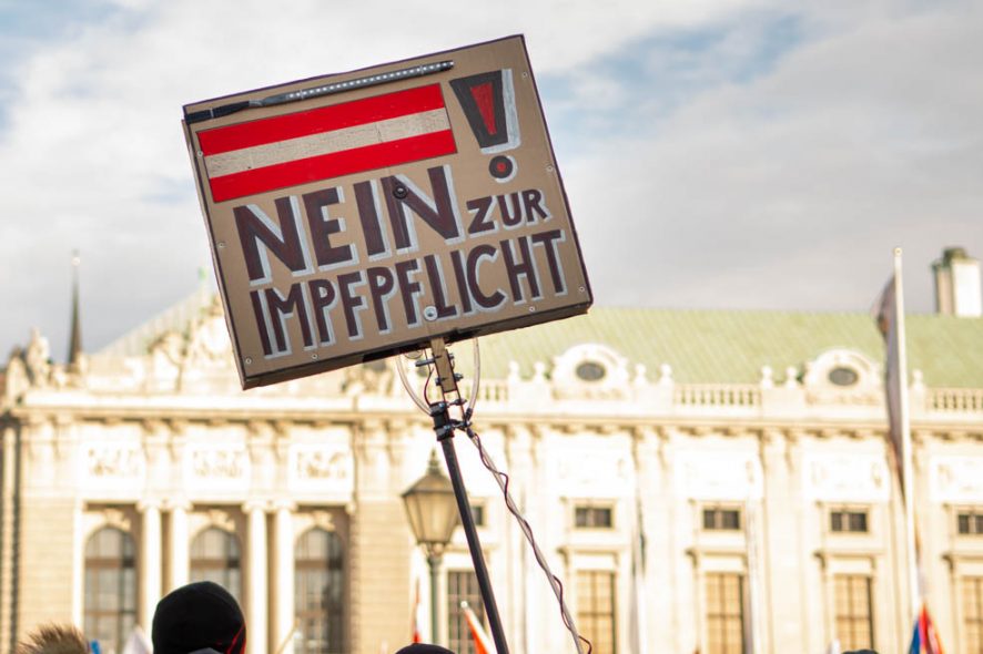 WIEN, OESTERREICH - 08. JÄNNER: Teilnehmer (in-Innen) der Demonstrationen gegen Corona-Maßnahmen der Bundesregierung am Heldenplatz am 08. Jänner 2022 in Wien, Österreich.