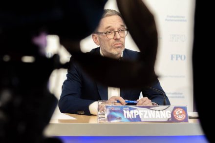 WIEN, ÖSTERREICH - 10. MÄRZ: Geschäftsführender Klubobmann der FPÖ-Fraktion, Bundesparteiobmann und Abgeordneter zum Nationalrat Herbert Kickl während der Pressekonferenz