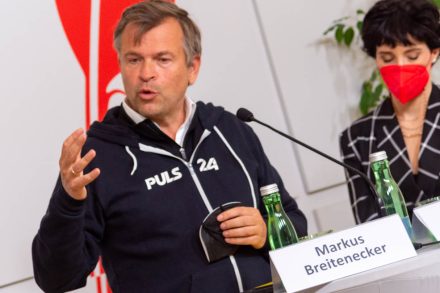 WIEN, OESTERREICH - 21. MAERZ: Medienmanager, Geschaeftsfuehrer der Sendergruppe ProSieben-Sat1-Puls 4-Oesterreich und Co-Founder des Digitalfestivals -4GAMECHANGERS Festival- Markus Breitenecker und Musikerin, Saengerin und Liedermacherin Ina Regen waehrend des Pressegespraeches anlaesslich der Solidaritaetskundgebung mit der Ukraine am 27.03.2022 -YesWeCare - Kinder auf der Flucht - am Wiener Heldenplatz im Presseclub Concordia am 21. Maerz 2022 in Wien, Oesterreich.