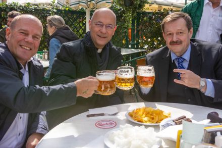 WIEN, ÖSTERREICH - 15. MAERZ: Stammgäste und Gäste bei der Saisoneröffnung 2022 der traditionsreichen Wiener Gaststätte Schweizerhaus im Wiener Prater am 15. Maerz in Wien, Österreich