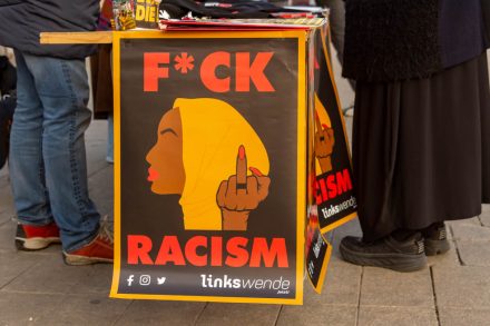 WIEN, OESTERREICH - 18. MAERZ: BSprecherin der -Ukrainische Bevoelkerung Oesterreichs- Iryna Karpenko waehrend Ihrer Rede bei der Demonstration anlaesslich des Internationalen Aktionstages gegen Rassismus: Krieg ist Krieg. Mensch ist Mensch im Resselpark am Wiener Karslplatz am 18. Maerz 2022 in Wien, Oesterreich.