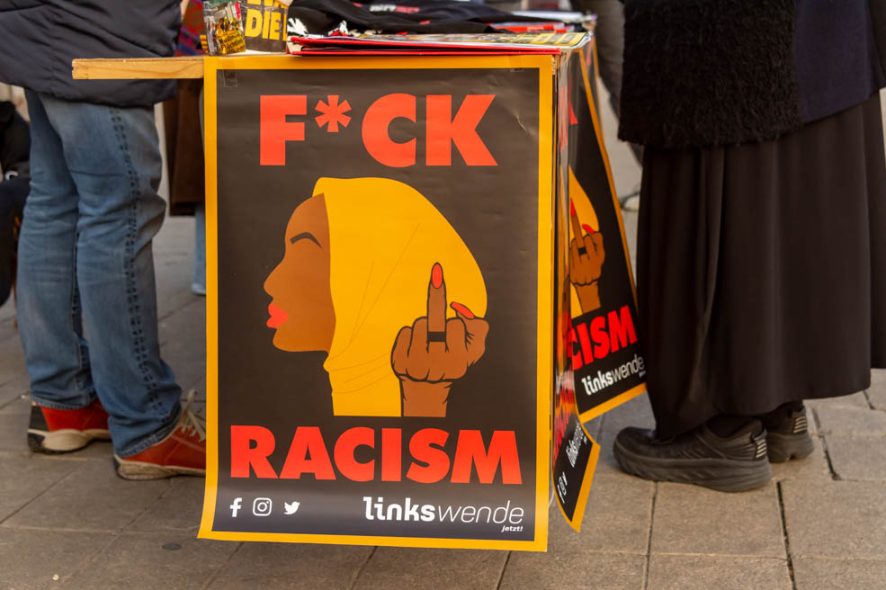 WIEN, OESTERREICH - 18. MAERZ: BSprecherin der -Ukrainische Bevoelkerung Oesterreichs- Iryna Karpenko waehrend Ihrer Rede bei der Demonstration anlaesslich des Internationalen Aktionstages gegen Rassismus: Krieg ist Krieg. Mensch ist Mensch im Resselpark am Wiener Karslplatz am 18. Maerz 2022 in Wien, Oesterreich.