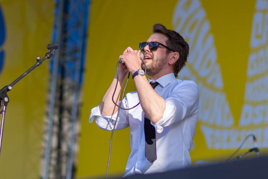 WIEN, ÖSTERREICH - 27. MÄRZ: Österreichischer Musiker und Künstler Lemo während seines Auftrittes beim Benefizkonzert der YesWeCare Solidaritätskundgebung für die Ukraine am Heldenplatz am 27. März 2022 in Wien, Österreich.