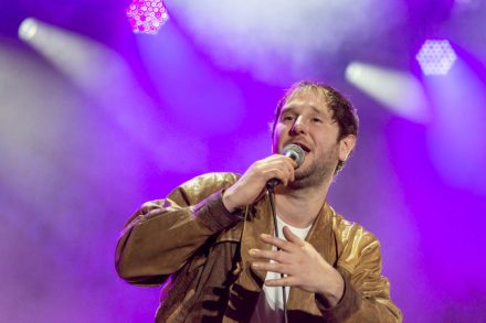 WIEN, ÖSTERREICH - 27. MÄRZ: Österreichische Rock-Band Wanda während ihres Auftrittes beim Benefizkonzert der YesWeCare Solidaritätskundgebung für die Ukraine am Heldenplatz am 27. März 2022 in Wien, Österreich.