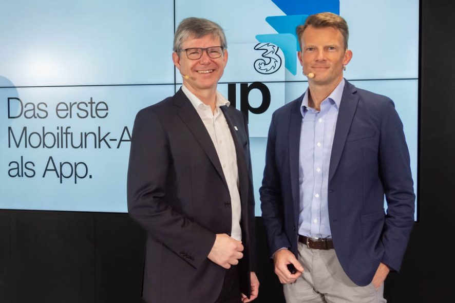 WIEN, OESTERREICH - 25. APRIL: Chief Executive Officer (CEO) Rudolf Schrefl mit Senior Head der Business Unit Contract Consumer (private Vertagskunden) Guenter Lischka mit waehrend des Pressegespraechs des Telekommunikationsanbieters Hutchison Drei Oesterreich anlaesslich der Praesentation der Produktinnovation up³, Oesterreichs erstes Mobilfunk-Abo ohne Abo als App. im APA-Pressezentrum am 25. April in Wien, Oesterreich.