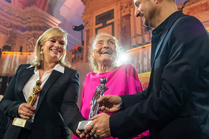 WIEN, ÖSTERREICH - 23. APRIL: Preistraegerin der Kurier Platin-Romy 2022 fuer ihr Lebenswerk Erni Mangold(Mitte) mit Corinna Milborn (links) und Philipp Hochmeier(rechts) bei der Verleihung des deutschsprachigen Film- und Fernseh-Preises, die 33. Kurier Romy Gala 2022 im Festsaal der Wiener Hofburg am 23. April 2022 in Wien, Österreich.