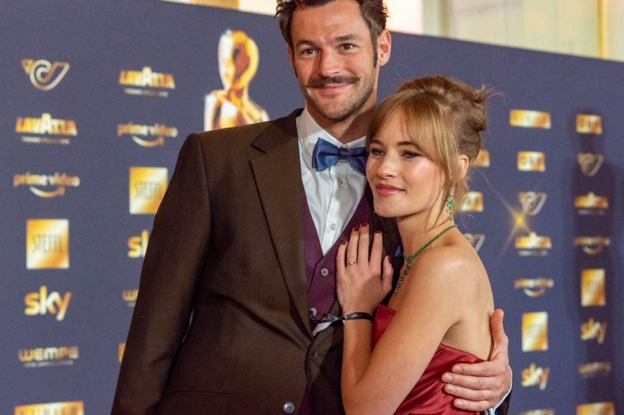 WIEN, ÖSTERREICH - 23. APRIL: Saenger Paul Pizzera mit seiner Verlobte Schauspielerin und Nominierte in der Kategorie -Beliebteste Schauspielerin in einer Serie oder Reihe- Valerie Huber am Red Carpet vor der Verleihung des deutschsprachigen Film- und Fernseh-Preises, die 33. Kurier Romy Gala 2022 vor der Wiener Hofburg am 23. April 2022 in Wien, Österreich