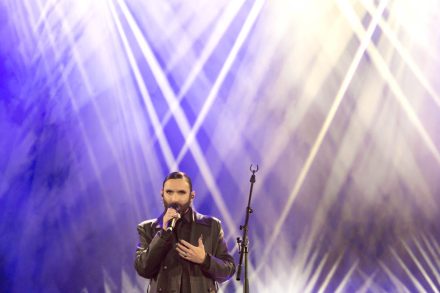 WIEN, ÖSTERREICH - 27. MÄRZ: Tom Neuwirth a.k.a. Conchita während seiner/ihres Auftrittes beim Benefizkonzert der YesWeCare Solidaritätskundgebung für die Ukraine am Heldenplatz am 27. März 2022 in Wien, Österreich.