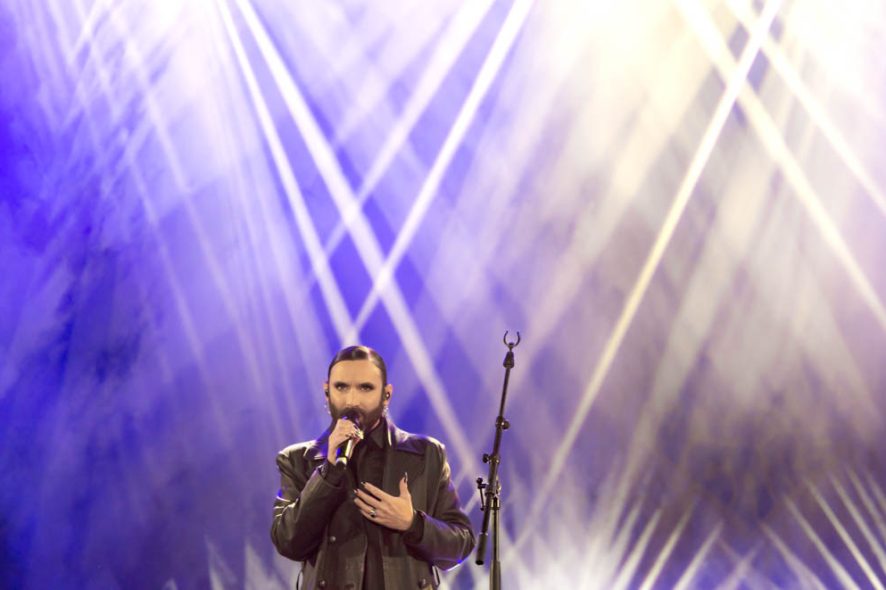WIEN, ÖSTERREICH - 27. MÄRZ: Tom Neuwirth a.k.a. Conchita während seiner/ihres Auftrittes beim Benefizkonzert der YesWeCare Solidaritätskundgebung für die Ukraine am Heldenplatz am 27. März 2022 in Wien, Österreich.