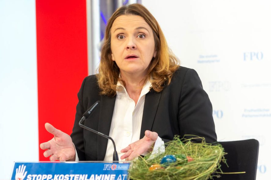 WIEN, OESTERREICH - 14. APRIL: FPOe Klubobmann-Stellvertreterin, Sozial- und Gesundheitssprecherin des FPOe-Parlamentsklubs und Abgeordnete zum oesterreichischen Nationalrat Dagmar Belakowitsch waehrend der Pressekonferenz der FPOe zum Thema -Aktuelles zu Teuerung und Corona- im FPOe Medienzentrum am 14. April in Wien, Oesterreich.
