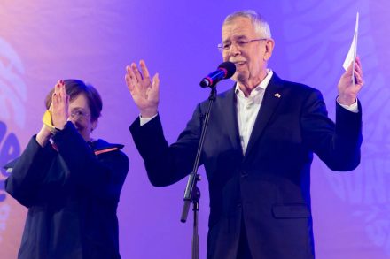 WIEN, ÖSTERREICH - 27. MÄRZ: First Lady der Republik Österreich Doris Schmidauer mit dem Bundespräsidenten der Republik Österreich Alexander Van der Bellen während seiner Rede bei der YesWeCare Solidaritätskundgebung für die Ukraine am Heldenplatz am 27. März 2022 in Wien, Österreich.