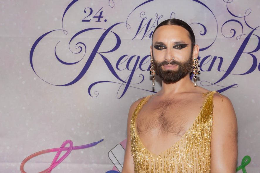 WIEN, OESTERREICH - 21. MAI: Musiker Thomas Tom Neuwirth a.k.a. Conchita Wurst beim Ehrengaesteempfang hosted by Matrix des 24. Wiener Regenbogenballes mit dem Motto -Foodloose- in der Gloriette-Bar des Austria Trend Parkhotel Schoenbrunn am 21. Mai 2022 in Wien, Oesterreich.