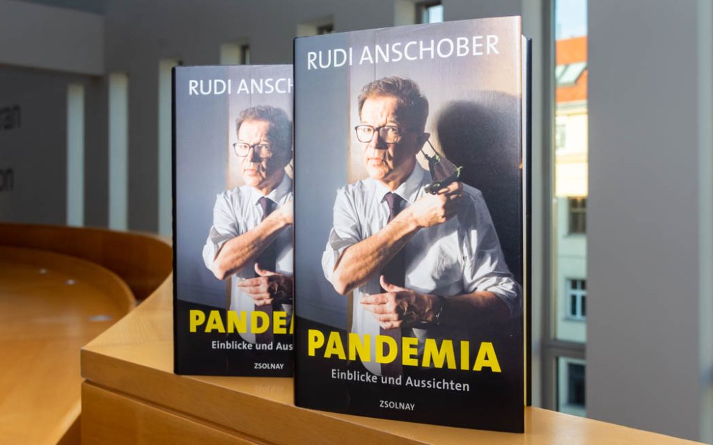 WIEN, ÖSTERREICH - 03. MAI: Ehemaliger Bundesminister für Soziales, Gesundheit, Pflege und Konsumentenschutz und Buchautor Rudolf -Rudi- Anschober bei der Erstpräsentation seines Buches -Pandemia- im Zsolnay Verlag in der Wiener Hauptbücherei am 03. Mai 2022 in Wien, Österreich.