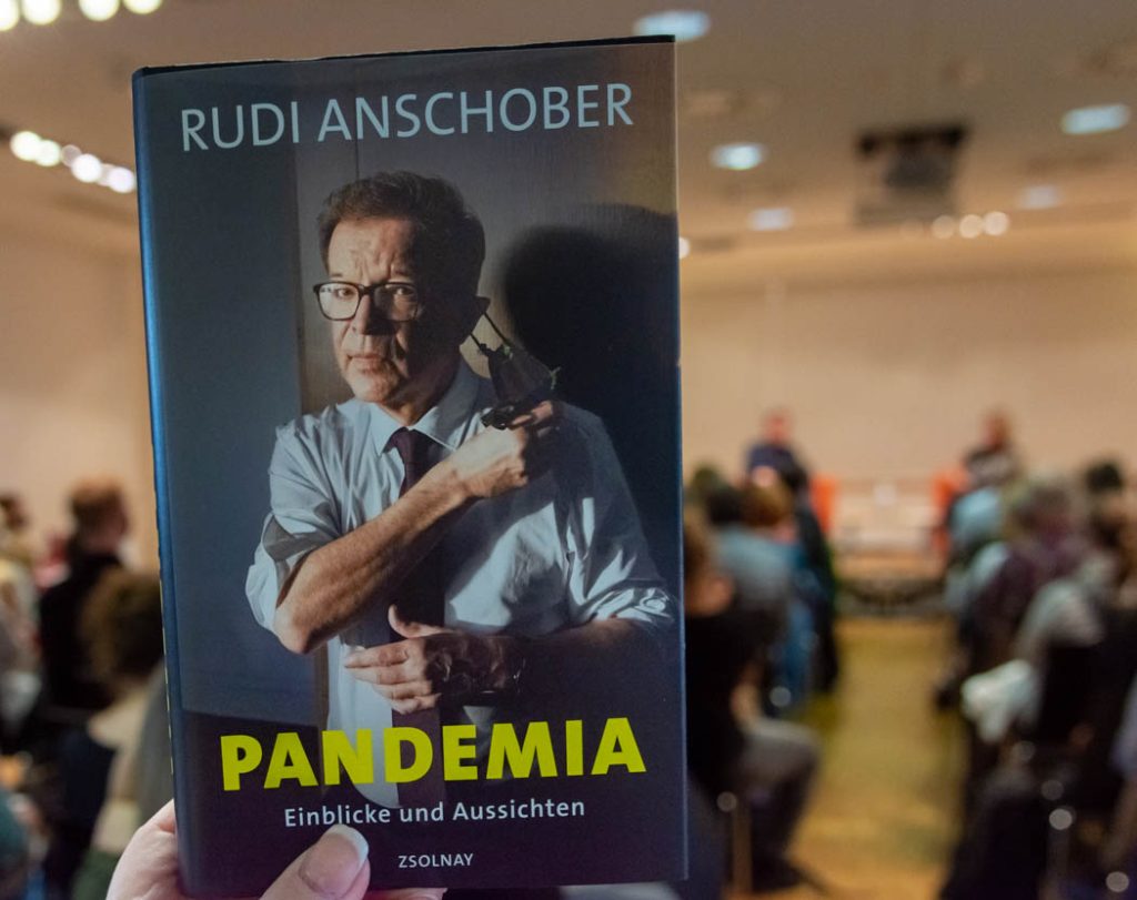 WIEN, ÖSTERREICH - 03. MAI: Erstpräsentation des Buches -Pandemia- im Zsolnay Verlag in der Wiener Hauptbücherei am 03. Mai 2022 in Wien, Österreich.