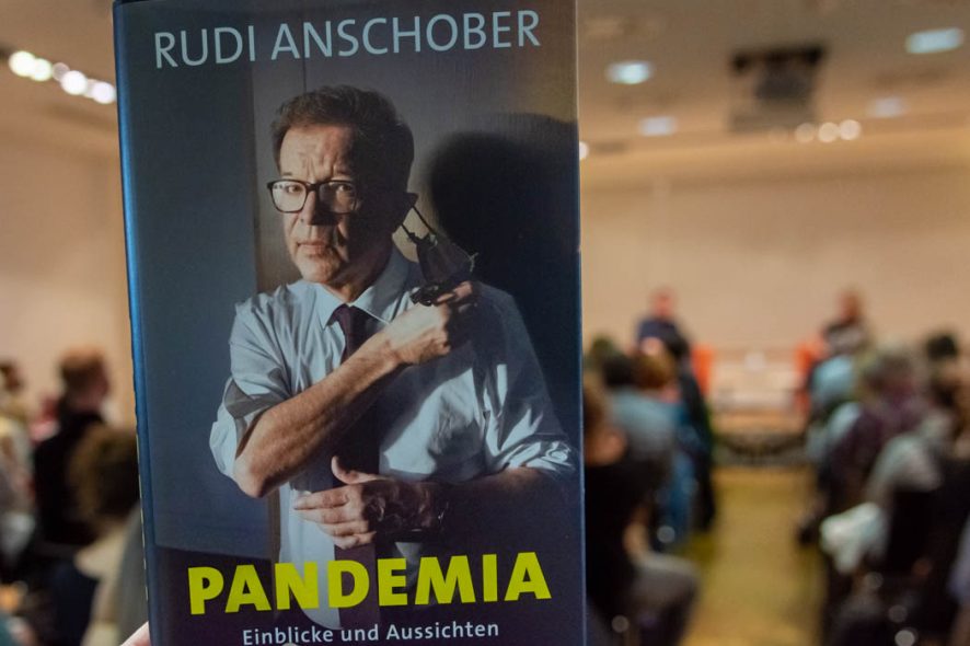 WIEN, ÖSTERREICH - 03. MAI: Erstpräsentation des Buches -Pandemia- im Zsolnay Verlag in der Wiener Hauptbücherei am 03. Mai 2022 in Wien, Österreich.