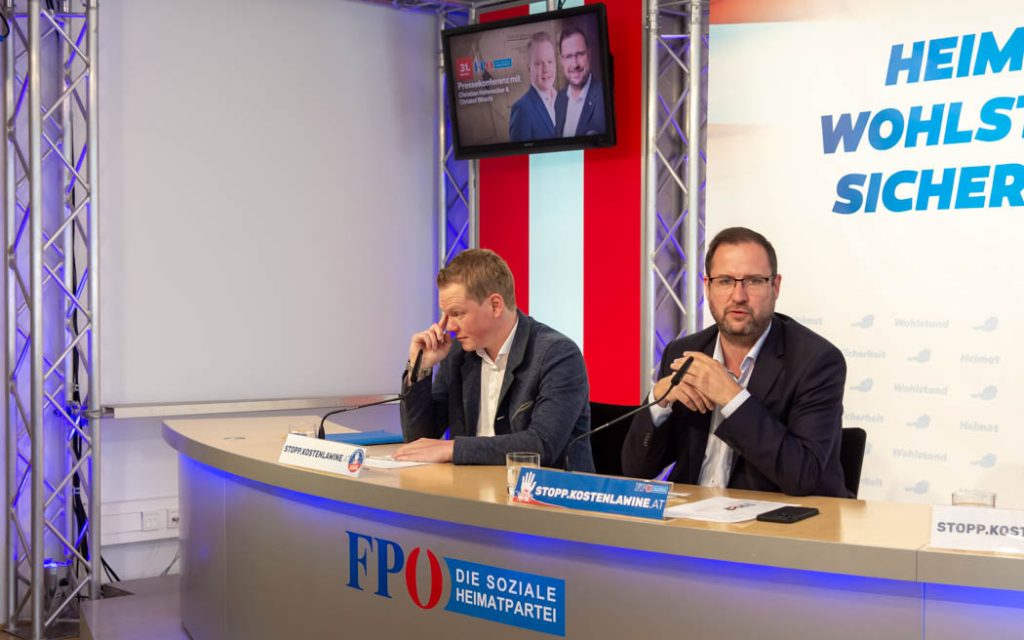 WIEN, ÖSTERREICH - 31. MAI: Landesparteiobmann, Klubobmann und Abgeordneter zum Vorarlberger Landtag Christof Bitschi während der Pressekonferenz -Neues aus dem USA-, ÖVP-Korruptions-Untersuchungsausschuss mit dem Schwerpunkt Vorarlberg im FPÖ Medienzentrum am 31. Mai in Wien, Österreich.