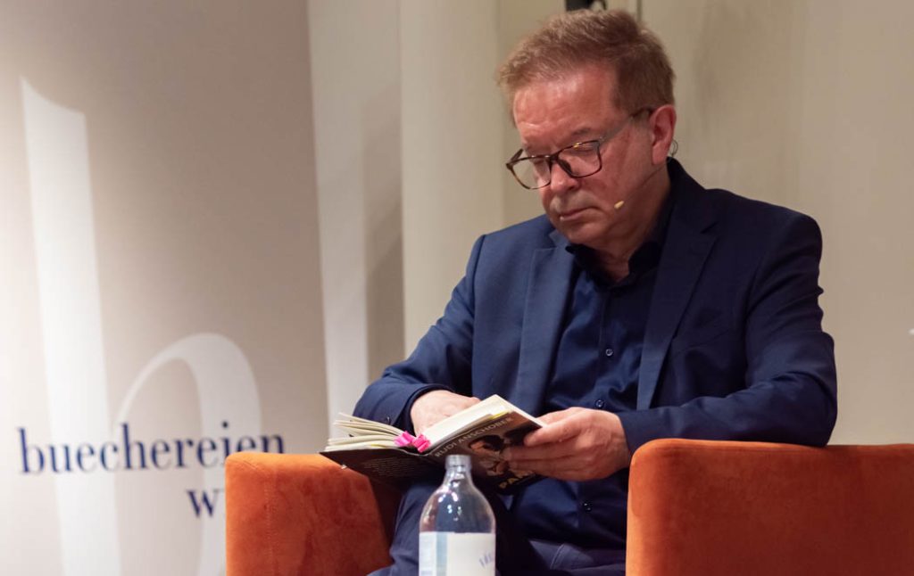 WIEN, ÖSTERREICH - 03. MAI: Ehemaliger Bundesminister für Soziales, Gesundheit, Pflege und Konsumentenschutz und Buchautor Rudolf -Rudi- Anschober bei der Erstpräsentation seines Buches -Pandemia- im Zsolnay Verlag in der Wiener Hauptbücherei am 03. Mai 2022 in Wien, Österreich.