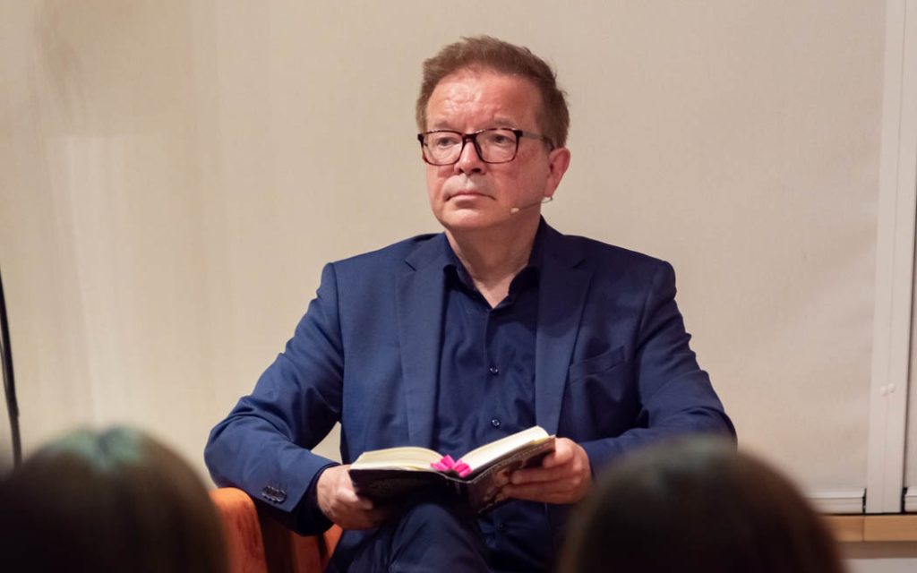 WIEN, ÖSTERREICH - 03. MAI: Ehemaliger Bundesminister für Soziales, Gesundheit, Pflege und Konsumentenschutz und Buchautor Rudolf -Rudi- Anschober bei der Erstpräsentation seines Buches -Pandemia- im Zsolnay Verlag in der Wiener Hauptbücherei am 03. Mai 2022 in Wien, Österreich.