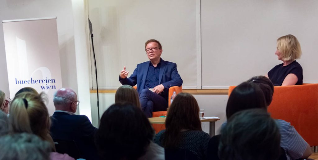 WIEN, ÖSTERREICH - 03. MAI: Ehemaliger Bundesminister für Soziales, Gesundheit, Pflege und Konsumentenschutz und Buchautor Rudolf -Rudi- Anschober bei der Erstpräsentation seines Buches -Pandemia- im Zsolnay Verlag in der Wiener Hauptbücherei am 03. Mai 2022 in Wien, Österreich.