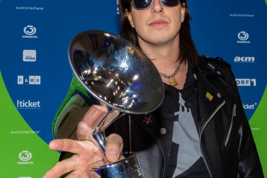WIEN, ÖSTERREICH - 29. APRIL: Der Gewinner in der Kategorie -Hard and Heavy- Marco Pogo alias TurboBier nach der Show anslässlich der Verleihung des Amadeus Austria Music Awards 2022 in der weißen Bar des Wiener Volkstheaters am 29. April 2022 in Wien, Österreich.