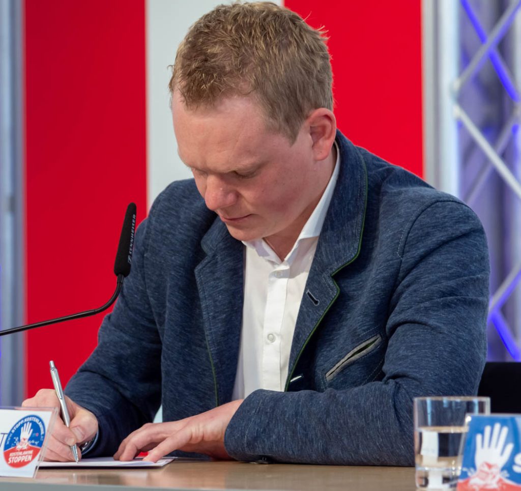 WIEN, ÖSTERREICH - 31. MAI: Landesparteiobmann, Klubobmann und Abgeordneter zum Vorarlberger Landtag Christof Bitschi während der Pressekonferenz -Neues aus dem USA-, ÖVP-Korruptions-Untersuchungsausschuss mit dem Schwerpunkt Vorarlberg im FPÖ Medienzentrum am 31. Mai in Wien, Österreich.