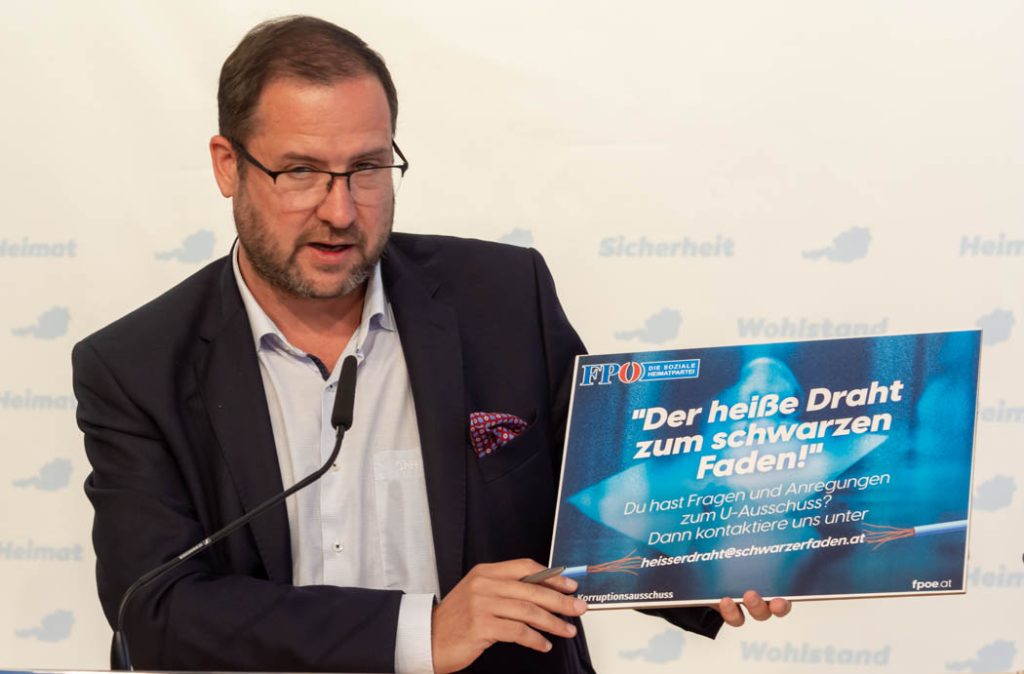 WIEN, ÖSTERREICH - 31. MAI: Landesparteiobmann, Klubobmann und Abgeordneter zum Vorarlberger Landtag Christof Bitschi während der Pressekonferenz -Neues aus dem USA-, ÖVP-Korruptions-Untersuchungsausschuss mit dem Schwerpunkt Vorarlberg im FPÖ Medienzentrum am 31. Mai in Wien, Österreich.