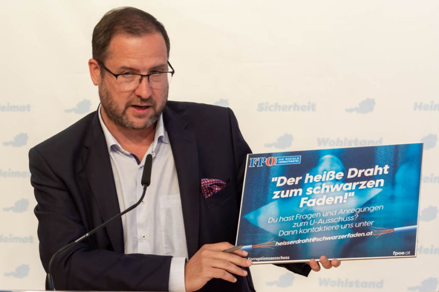 WIEN, ÖSTERREICH - 31. MAI: Landesparteiobmann, Klubobmann und Abgeordneter zum Vorarlberger Landtag Christof Bitschi während der Pressekonferenz -Neues aus dem USA-, ÖVP-Korruptions-Untersuchungsausschuss mit dem Schwerpunkt Vorarlberg im FPÖ Medienzentrum am 31. Mai in Wien, Österreich.