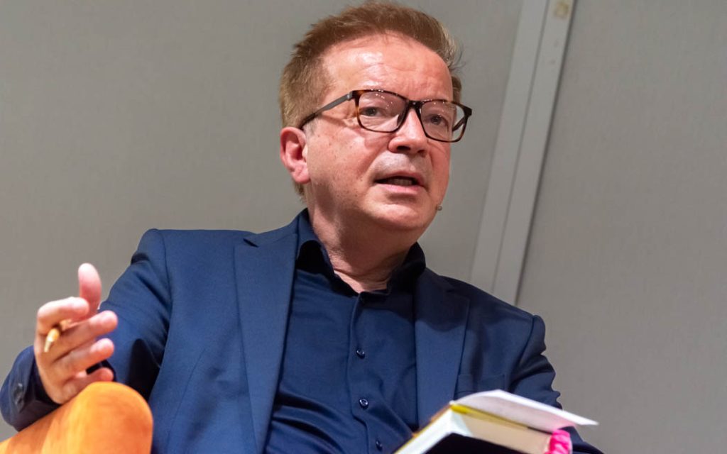 WIEN, ÖSTERREICH - 03. MAI: Ehemaliger Bundesminister für Soziales, Gesundheit, Pflege und Konsumentenschutz und Buchautor Rudolf -Rudi- Anschober bei der Erstpräsentation seines Buches -Pandemia- im Zsolnay Verlag in der Wiener Hauptbücherei am 03. Mai 2022 in Wien, Österreich.