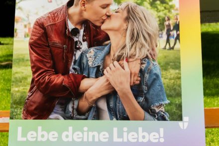 WIEN, OESTERREICH - 30. MAI: Plakate der Wiener Kampagne 2022, hier Musikerin Virgina Ernst mit Ihrer Frau Dorothea, fuer den Regenbogenmonat bzw. Pride Monat unter dem Motto -Lebe deine Liebe- im Wiener Rathauspark am 30. Mai in Wien, Oesterreich.