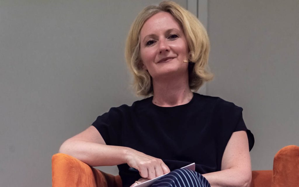 WIEN, ÖSTERREICH - 03. MAI: Journalistin bei der Wochenzeitung Falter Barbara Toth während der Erstpräsentation des Buches von ehemaligem Bundesminister für Soziales, Gesundheit, Pflege und Konsumentenschutz und Buchautor Rudolf "Rudi" Anschober -Pandemia- im Zsolnay Verlag in der Wiener Hauptbücherei am 03. Mai 2022 in Wien, Österreich.