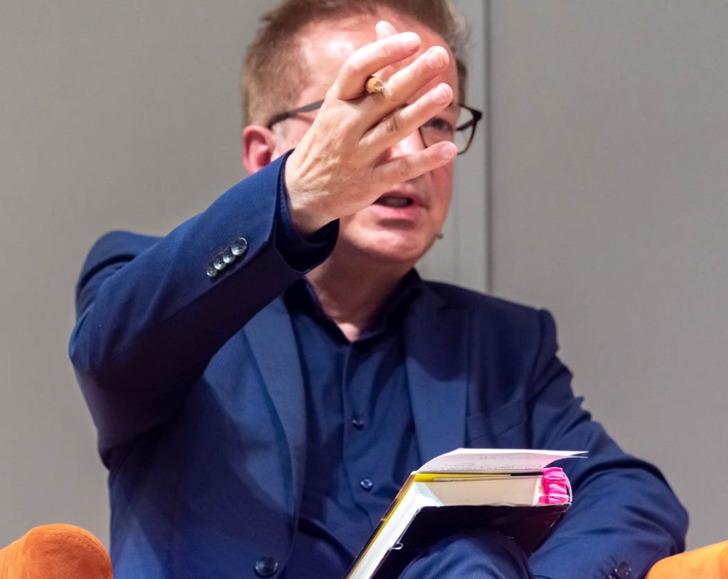 WIEN, ÖSTERREICH - 03. MAI: Ehemaliger Bundesminister für Soziales, Gesundheit, Pflege und Konsumentenschutz und Buchautor Rudolf -Rudi- Anschober bei der Erstpräsentation seines Buches -Pandemia- im Zsolnay Verlag in der Wiener Hauptbücherei am 03. Mai 2022 in Wien, Österreich.