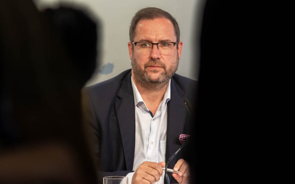 WIEN, ÖSTERREICH - 31. MAI: Landesparteiobmann, Klubobmann und Abgeordneter zum Vorarlberger Landtag Christof Bitschi während der Pressekonferenz -Neues aus dem USA-, ÖVP-Korruptions-Untersuchungsausschuss mit dem Schwerpunkt Vorarlberg im FPÖ Medienzentrum am 31. Mai in Wien, Österreich.