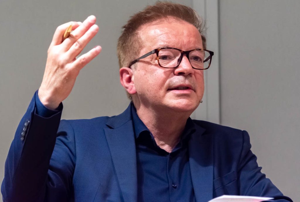 WIEN, ÖSTERREICH - 03. MAI: Ehemaliger Bundesminister für Soziales, Gesundheit, Pflege und Konsumentenschutz und Buchautor Rudolf -Rudi- Anschober bei der Erstpräsentation seines Buches -Pandemia- im Zsolnay Verlag in der Wiener Hauptbücherei am 03. Mai 2022 in Wien, Österreich.