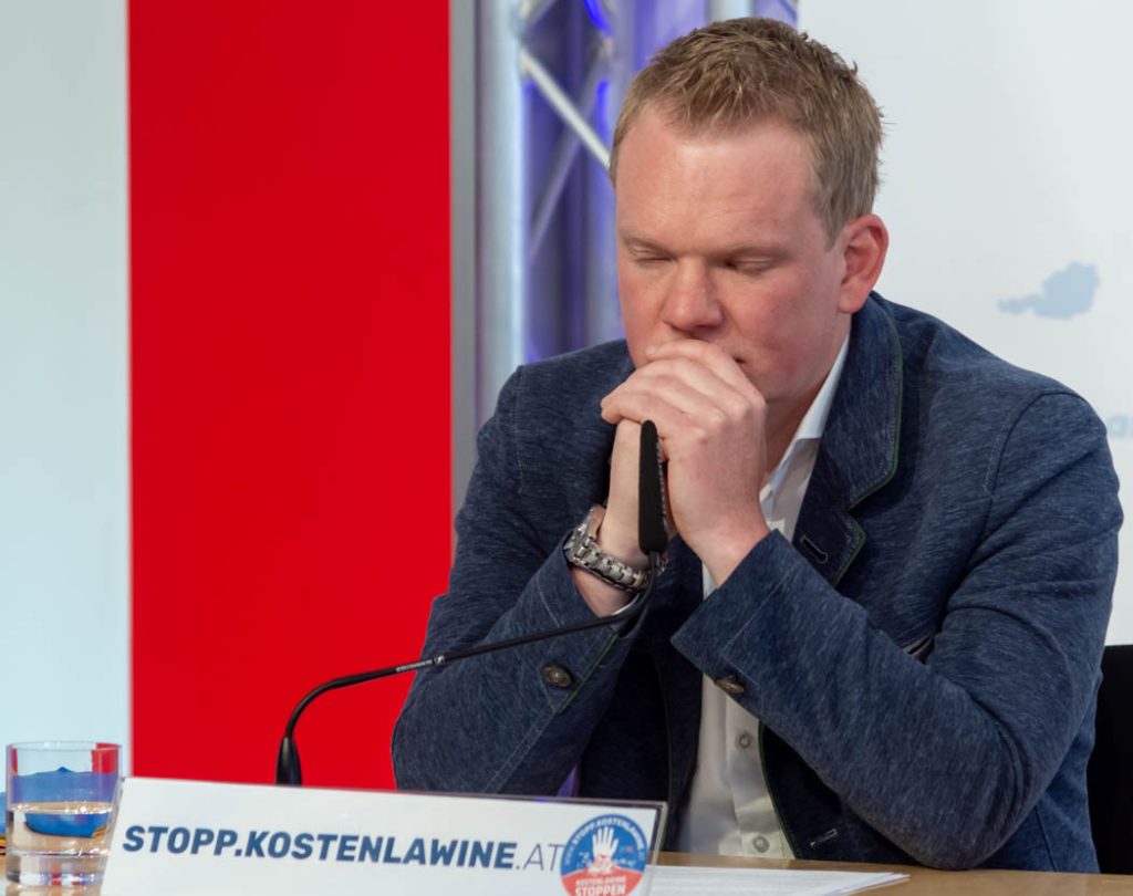 WIEN, ÖSTERREICH - 31. MAI: Landesparteiobmann, Klubobmann und Abgeordneter zum Vorarlberger Landtag Christof Bitschi während der Pressekonferenz -Neues aus dem USA-, ÖVP-Korruptions-Untersuchungsausschuss mit dem Schwerpunkt Vorarlberg im FPÖ Medienzentrum am 31. Mai in Wien, Österreich.