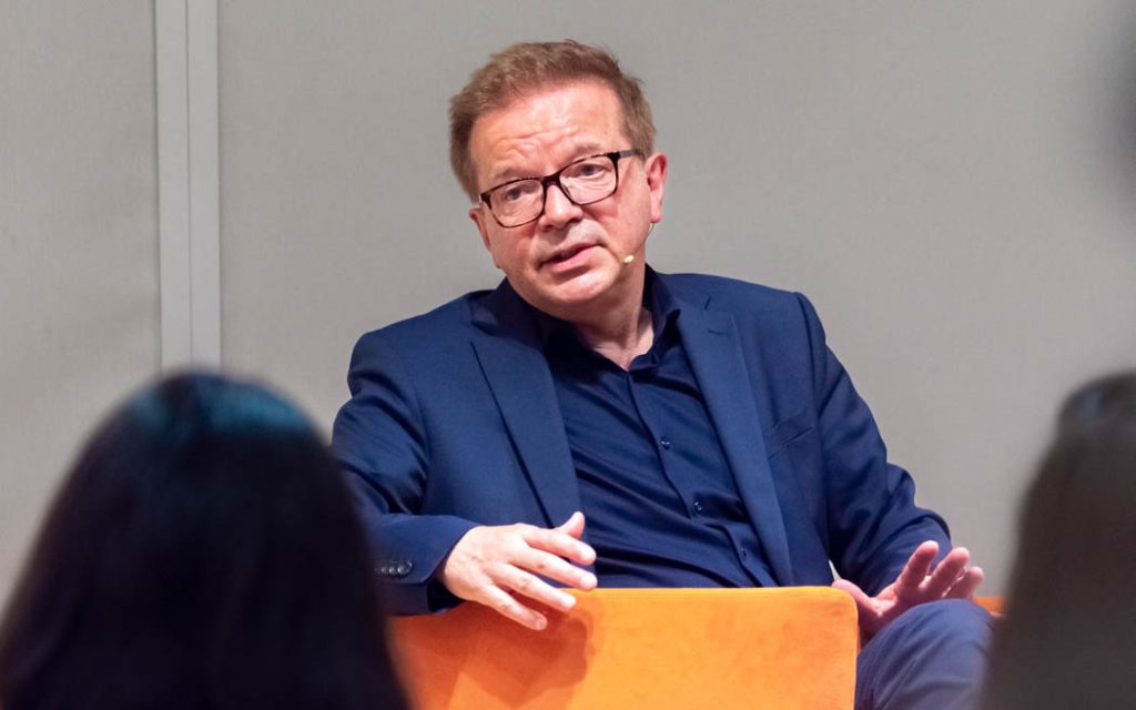 WIEN, ÖSTERREICH - 03. MAI: Ehemaliger Bundesminister für Soziales, Gesundheit, Pflege und Konsumentenschutz und Buchautor Rudolf -Rudi- Anschober bei der Erstpräsentation seines Buches -Pandemia- im Zsolnay Verlag in der Wiener Hauptbücherei am 03. Mai 2022 in Wien, Österreich.
