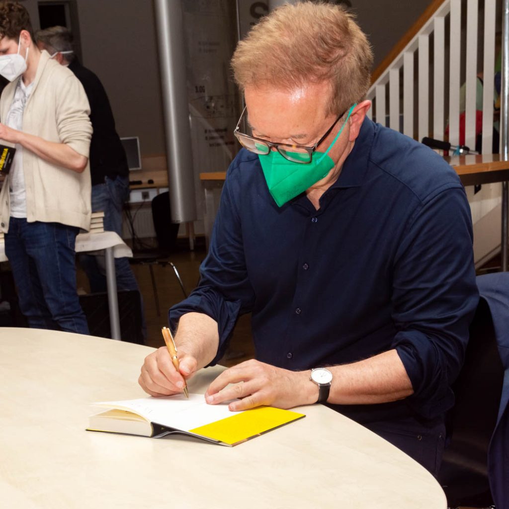 WIEN, ÖSTERREICH - 03. MAI: Ehemaliger Bundesminister für Soziales, Gesundheit, Pflege und Konsumentenschutz und Buchautor Rudolf -Rudi- Anschober bei der Erstpräsentation seines Buches -Pandemia- im Zsolnay Verlag in der Wiener Hauptbücherei am 03. Mai 2022 in Wien, Österreich.