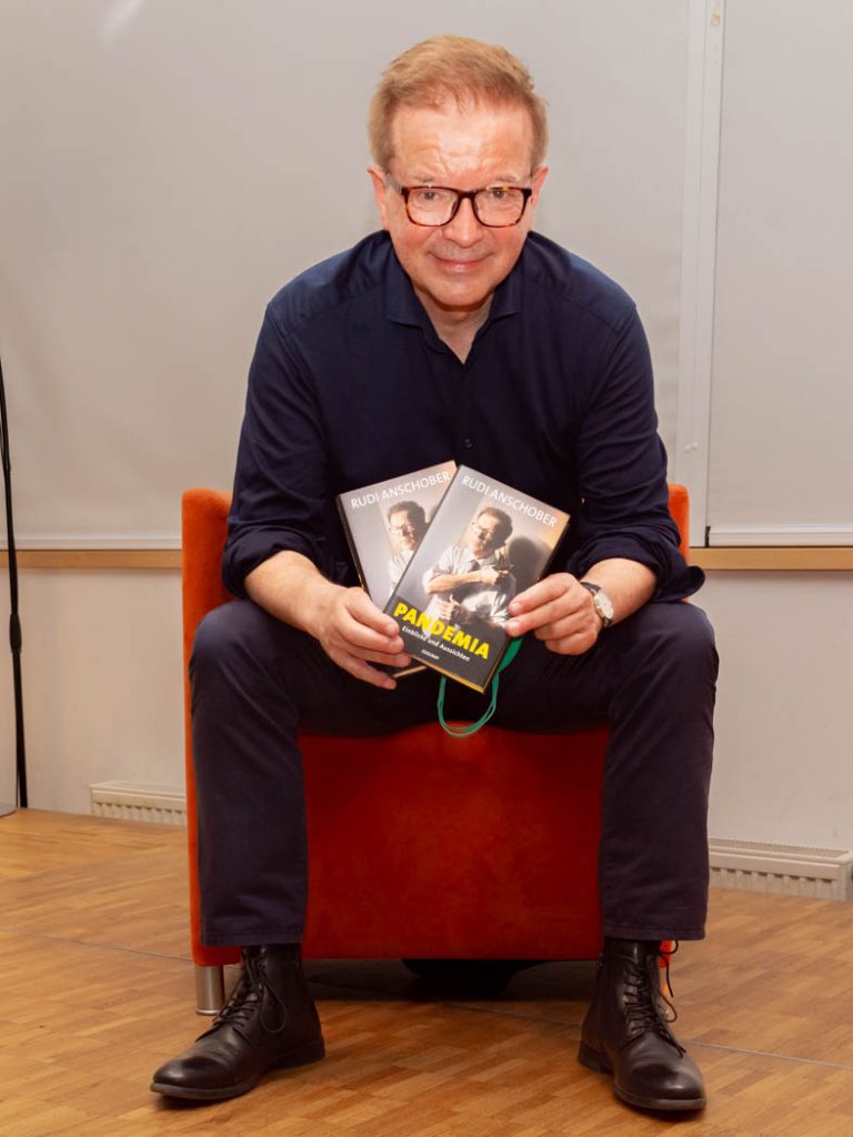 WIEN, ÖSTERREICH - 03. MAI: Ehemaliger Bundesminister für Soziales, Gesundheit, Pflege und Konsumentenschutz und Buchautor Rudolf -Rudi- Anschober bei der Erstpräsentation seines Buches -Pandemia- im Zsolnay Verlag in der Wiener Hauptbücherei am 03. Mai 2022 in Wien, Österreich.