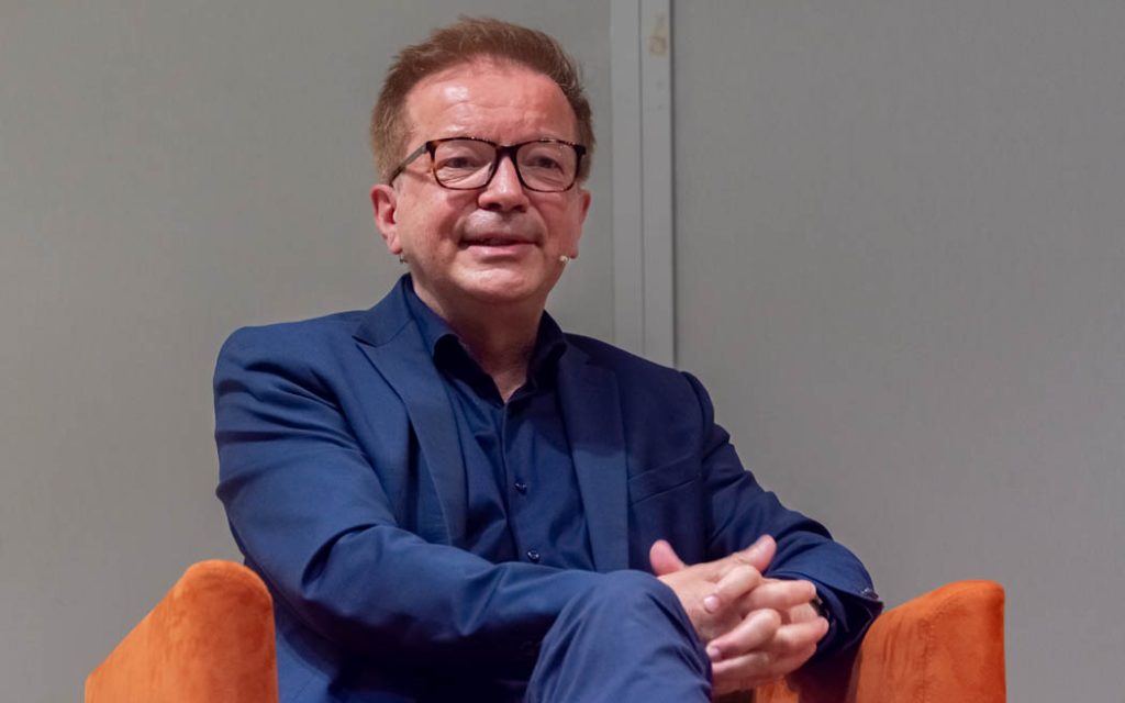 WIEN, ÖSTERREICH - 03. MAI: Ehemaliger Bundesminister für Soziales, Gesundheit, Pflege und Konsumentenschutz und Buchautor Rudolf -Rudi- Anschober bei der Erstpräsentation seines Buches -Pandemia- im Zsolnay Verlag in der Wiener Hauptbücherei am 03. Mai 2022 in Wien, Österreich.