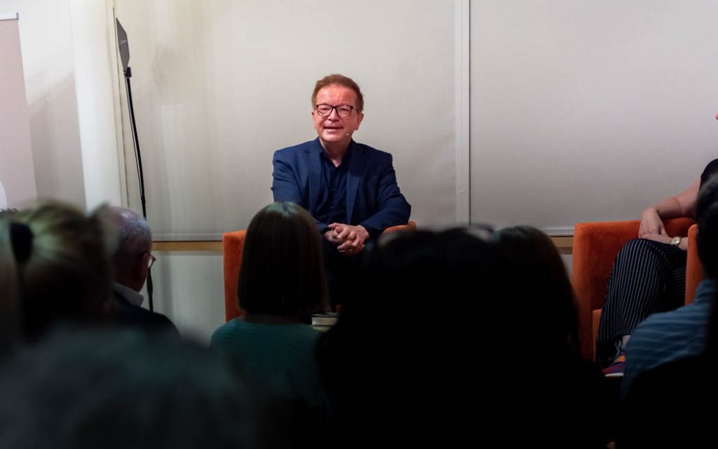 WIEN, ÖSTERREICH - 03. MAI: Ehemaliger Bundesminister für Soziales, Gesundheit, Pflege und Konsumentenschutz und Buchautor Rudolf -Rudi- Anschober bei der Erstpräsentation seines Buches -Pandemia- im Zsolnay Verlag in der Wiener Hauptbücherei am 03. Mai 2022 in Wien, Österreich.