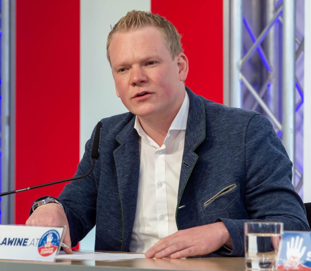 WIEN, ÖSTERREICH - 31. MAI: Landesparteiobmann, Klubobmann und Abgeordneter zum Vorarlberger Landtag Christof Bitschi während der Pressekonferenz -Neues aus dem USA-, ÖVP-Korruptions-Untersuchungsausschuss mit dem Schwerpunkt Vorarlberg im FPÖ Medienzentrum am 31. Mai in Wien, Österreich.