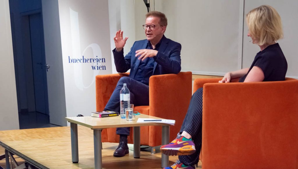 WIEN, ÖSTERREICH - 03. MAI: Ehemaliger Bundesminister für Soziales, Gesundheit, Pflege und Konsumentenschutz und Buchautor Rudolf -Rudi- Anschober bei der Erstpräsentation seines Buches -Pandemia- im Zsolnay Verlag in der Wiener Hauptbücherei am 03. Mai 2022 in Wien, Österreich.