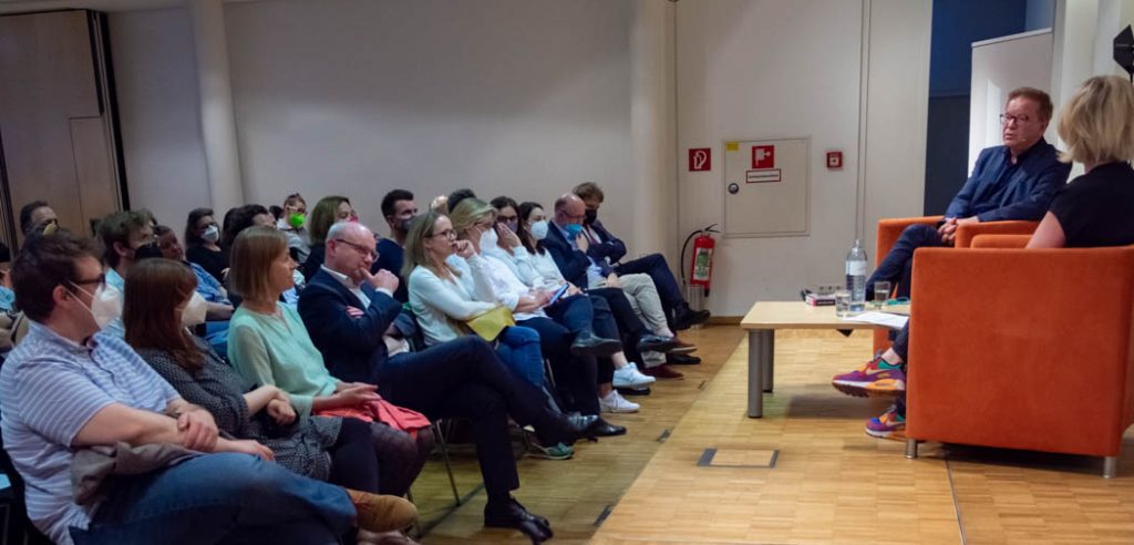 WIEN, ÖSTERREICH - 03. MAI: Ehemaliger Bundesminister für Soziales, Gesundheit, Pflege und Konsumentenschutz und Buchautor Rudolf -Rudi- Anschober bei der Erstpräsentation seines Buches -Pandemia- im Zsolnay Verlag in der Wiener Hauptbücherei am 03. Mai 2022 in Wien, Österreich.