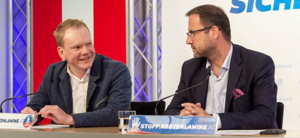 WIEN, ÖSTERREICH - 31. MAI: Landesparteiobmann, Klubobmann und Abgeordneter zum Vorarlberger Landtag Christof Bitschi während der Pressekonferenz -Neues aus dem USA-, ÖVP-Korruptions-Untersuchungsausschuss mit dem Schwerpunkt Vorarlberg im FPÖ Medienzentrum am 31. Mai in Wien, Österreich.