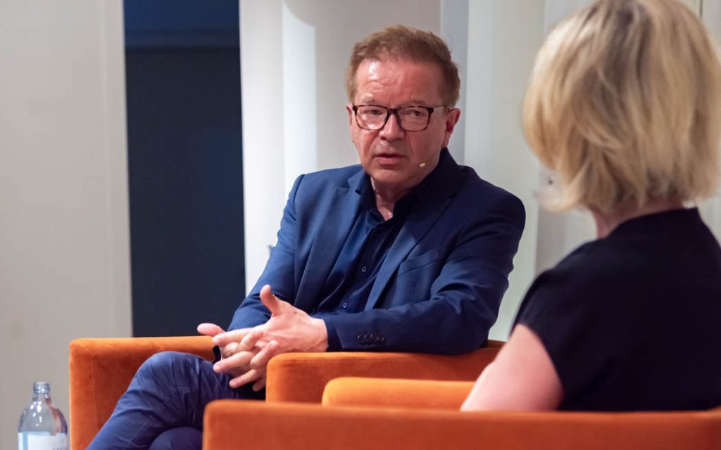 WIEN, ÖSTERREICH - 03. MAI: Ehemaliger Bundesminister für Soziales, Gesundheit, Pflege und Konsumentenschutz und Buchautor Rudolf -Rudi- Anschober bei der Erstpräsentation seines Buches -Pandemia- im Zsolnay Verlag in der Wiener Hauptbücherei am 03. Mai 2022 in Wien, Österreich.